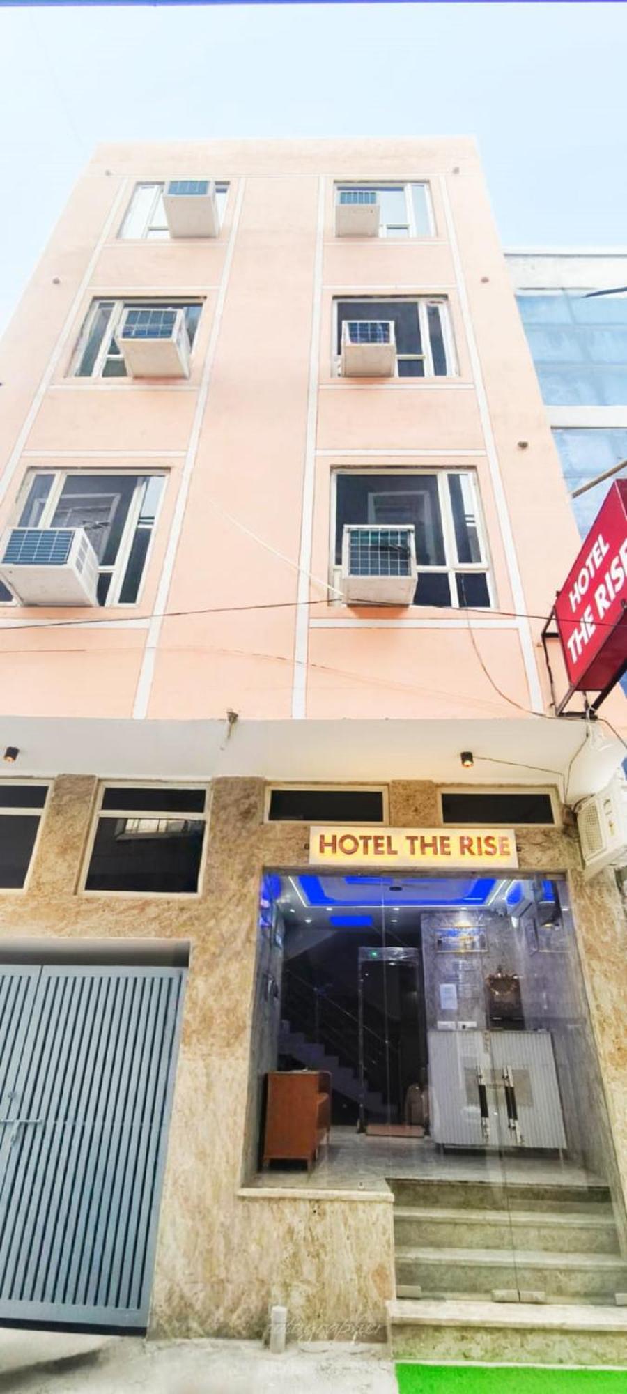 Hotel The Rise At Delhi Airport 3*